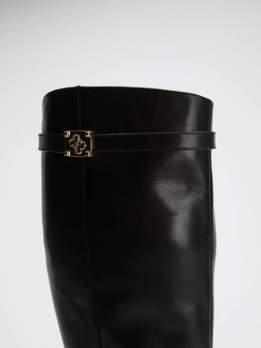 The GUESS Zoro riding boot is a beautiful silhouette Size 7m